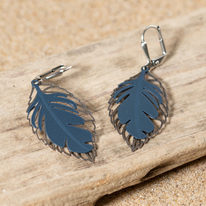 Découvrez les boucles d’oreilles Plumage, un bijou marin fabriqué en France sur l’Île d’Oléron par des monteuses qualifiées.