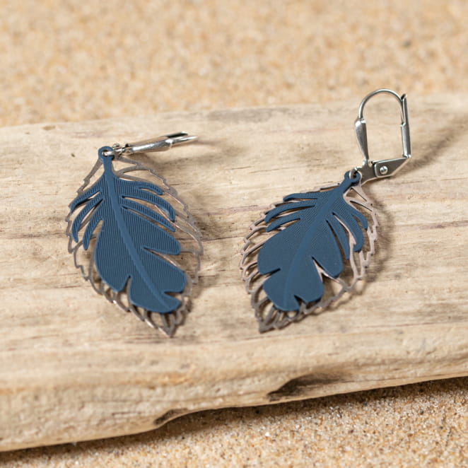 Découvrez les boucles d’oreilles Plumage, un bijou marin fabriqué en France sur l’Île d’Oléron par des monteuses qualifiées.