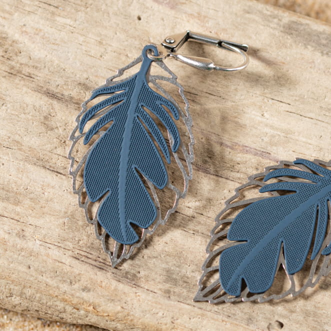 Retour de plage propose des bijoux fantaisie fabriqués avec des matériaux de qualité : céramique, lin, perles de verre, hématite, quartz, amazonite, perles de rivière, perle de jade, lapis lazuli, perles de culture, pierre de sable, etc.