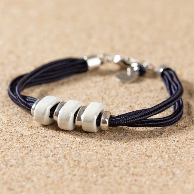 Zoom sur les perles du bracelet Ceram, finitions lisses et brillantes, esthétique épurée.