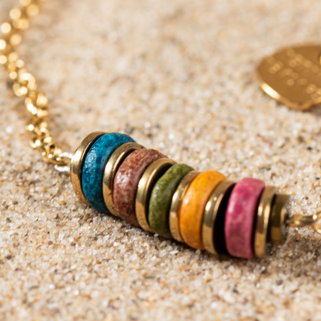 Retour de plage propose des bijoux fantaisie fabriqués avec des matériaux de qualité : céramique, lin, perles de verre, hématite, quartz, amazonite, perles de rivière, perle de jade, lapis lazuli, perles de culture, pierre de sable, etc.