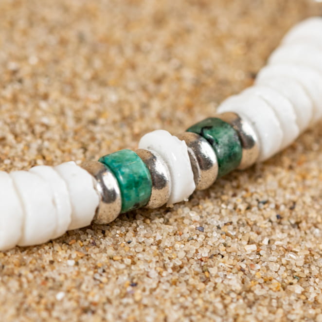 Les bijoux Retour de plage sont des bijoux fantaisie authentiques et uniques faits de perles naturelles qui racontent une histoire de nature ou d’océan à partager en famille ou entre amis.