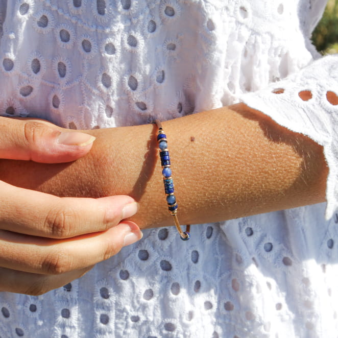 Les bijoux Retour de plage sont des bijoux fantaisie authentiques et uniques faits de perles naturelles qui racontent une histoire de nature ou d’océan à partager en famille ou entre amis.