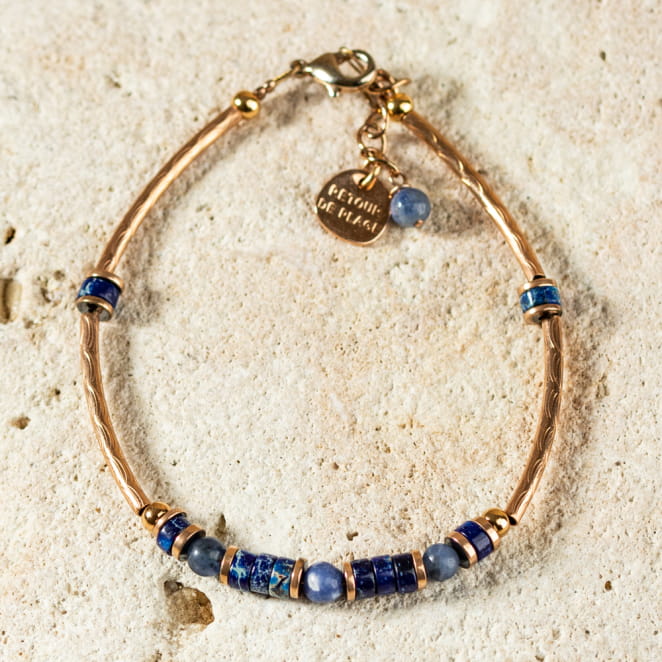 Retour de plage propose des bijoux fantaisie multicolore, blanc, sable, bleu nuit, turquoise, couleur ficelle, anthracite, ou autre alors choisissez les matières qui vous plaisent et les textures que vous aimez.