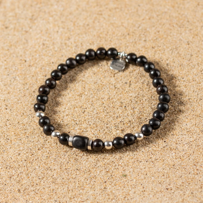 Les bijoux Retour de plage sont des bijoux fantaisie authentiques et uniques faits de perles naturelles qui racontent une histoire de nature ou d’océan à partager en famille ou entre amis.