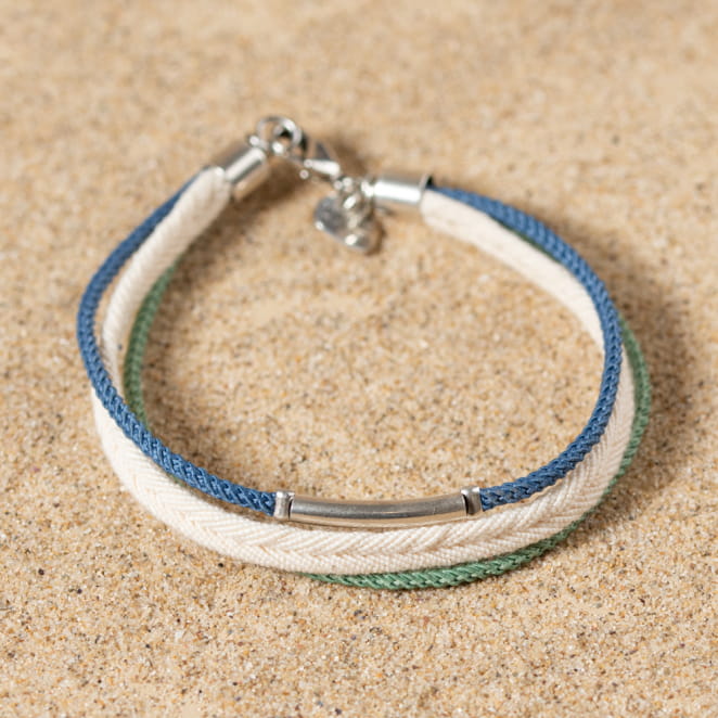 Retour de plage propose des bijoux fantaisie fabriqués avec des matériaux de qualité : céramique, lin, perles de verre, hématite, quartz, amazonite, perles de rivière, nacre, perle de jade, lapis lazuli, perles de culture, pierre de sable, etc.