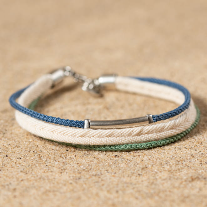Retour de plage propose des bijoux fantaisie multicolore, blanc, sable, bleu nuit, turquoise, couleur ficelle, anthracite, ou autre alors choisissez les matières qui vous plaisent et les textures que vous aimez.