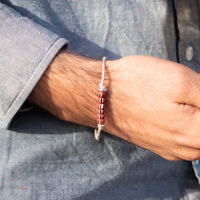 Retour de plage propose des bijoux fantaisie fabriqués avec des matériaux de qualité : céramique, lin, perles de verre, hématite, quartz, amazonite, perles de rivière, perle de jade, lapis lazuli, perles de culture, pierre de sable, etc.