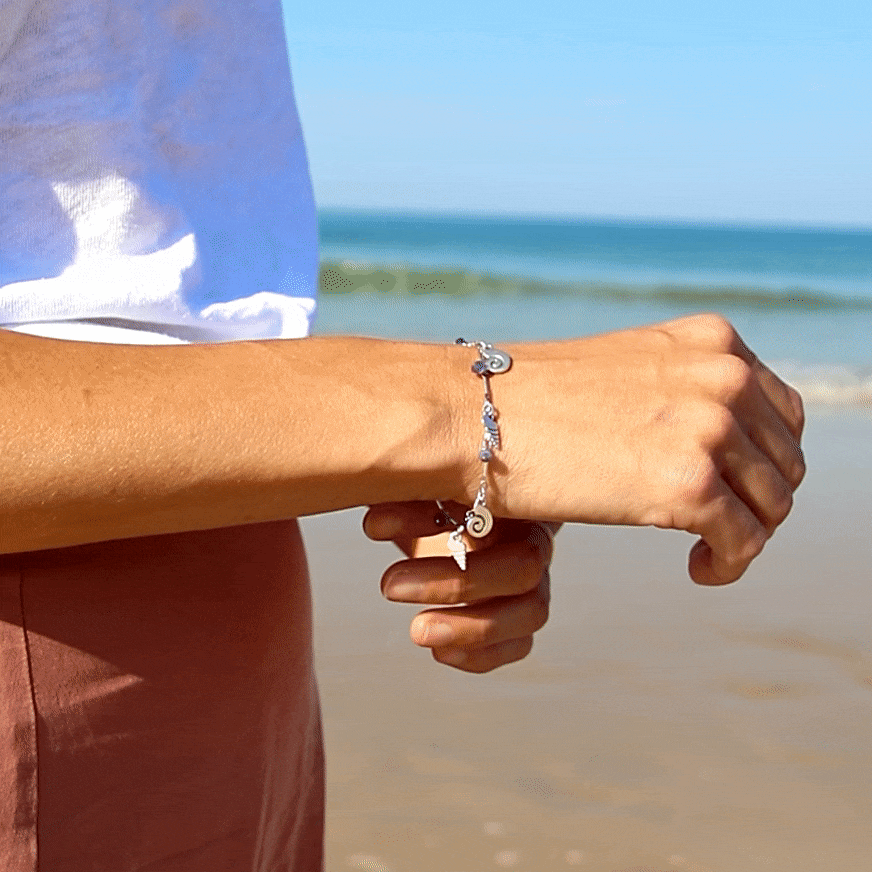 bracelet Manoa argenté avec perles bleu Montana, bijou artisanal français porté en bord de mer