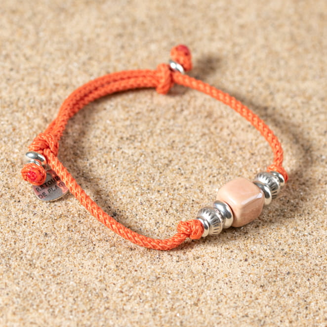 Bracelet Néon saumon multicolore, cordon tressé fluo et perles en verre, esprit bord de mer.