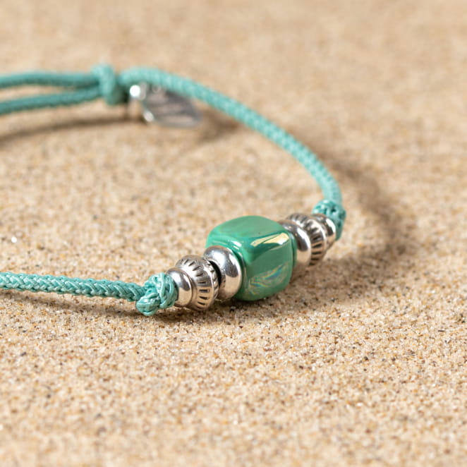 Bracelet Néon menthe multicolore, tressage vif et perles sur monture argentée.