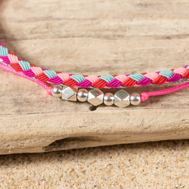 Retour de plage, une entreprise locale engagée dans le développement durable qui créée et fabrique des bijoux fantaisies made in France sur l’Île d’Oléron.