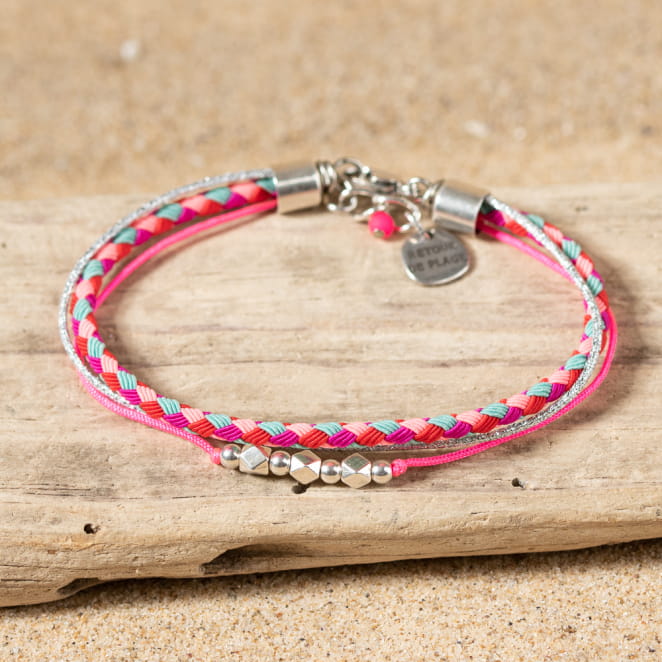 Retour de plage vous propose des colliers, bracelets, boucles d’oreilles, bracelets de chevilles, porte-clefs, parfums, cabas et bagues pour femme, homme et enfant pour que chacun trouve son bonheur.