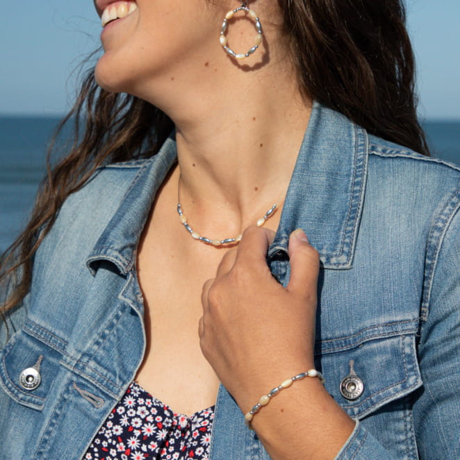 Retour de plage propose des bijoux fantaisie multicolore, blanc, sable, bleu nuit, turquoise, couleur ficelle, anthracite, ou autre alors choisissez les matières qui vous plaisent et les textures que vous aimez.