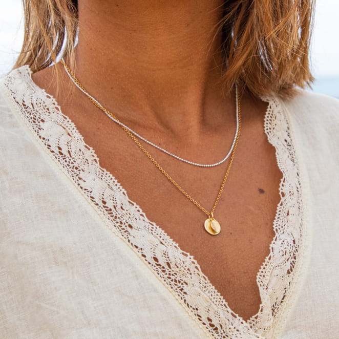 Collier multirang doré et blanc pendentif feuille