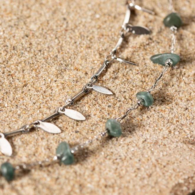 Retour de plage propose des bijoux fantaisie fabriqués avec des matériaux de qualité : céramique, lin, perles de verre, hématite, quartz, amazonite, perles de rivière, perle de jade, lapis lazuli, perles de culture, pierre de sable, etc.