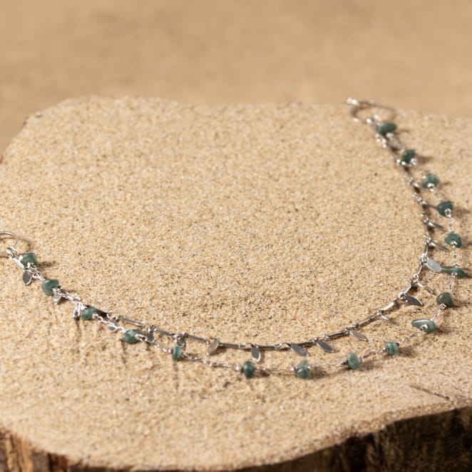 Collier Joana, un bijou fantaisie argenté et vert fabriqué en France.