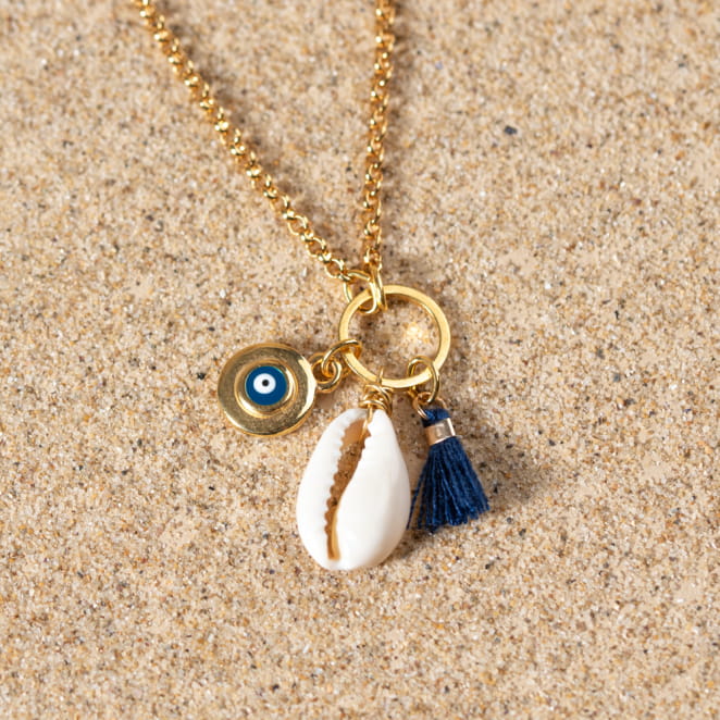 Zoom sur le pendentif du collier Grèce, alliance entre doré, blanc et bleu profond.