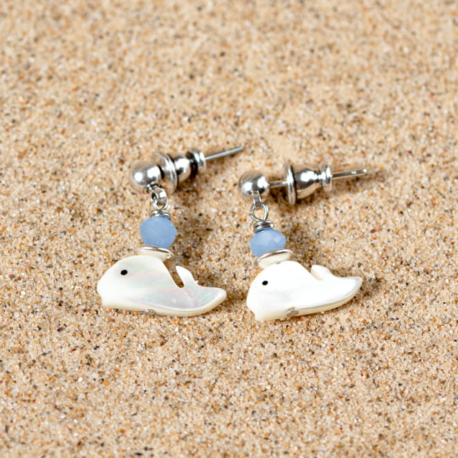 Découvrez les boucles d’oreilles Britany, un bijou marin fabriqué en France sur l’Île d’Oléron par des monteuses qualifiées.