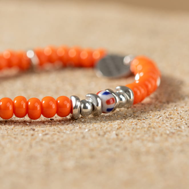 Retour de plage vous propose des colliers, bracelets, boucles d’oreilles, bracelets de chevilles, porte-clefs, parfums, cabas et bagues pour femme, homme et enfant pour que chacun trouve son bonheur.