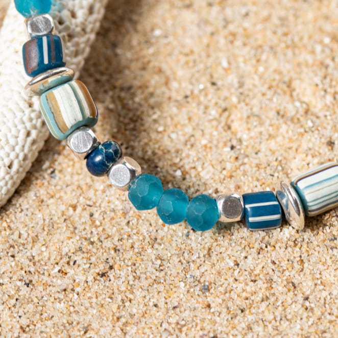 gros plan du bracelet Match multicolore, perles géométriques