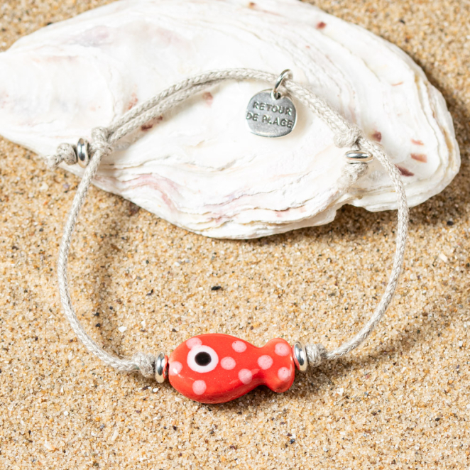 bracelet enfant Otto fait main, cordon rouge et pendentif poisson en métal argenté