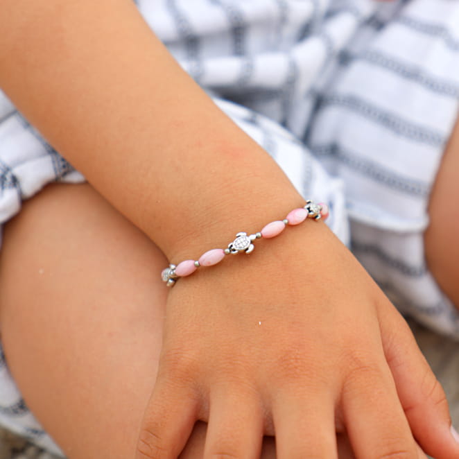 Bracelet enfant Mana en métal plaqué argent et perles roses, fabrication artisanale française.
