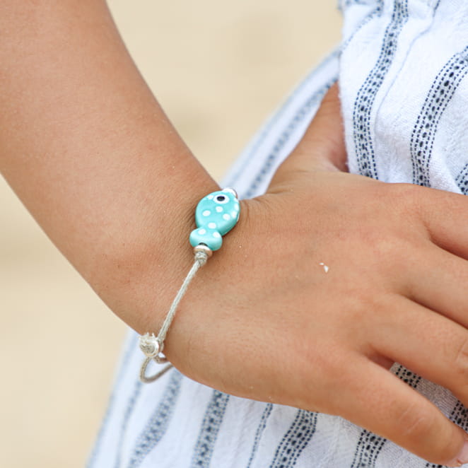 Bracelet enfant Otto en métal plaqué argent et perle émeraude, bijou artisanal français.