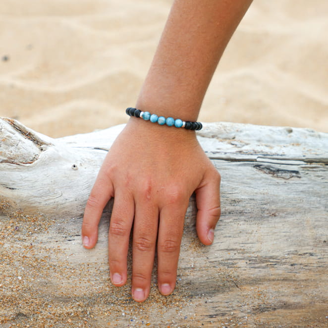 Bracelet enfant Vesuve en métal plaqué argent et perles turquoise, bijou artisanal français.