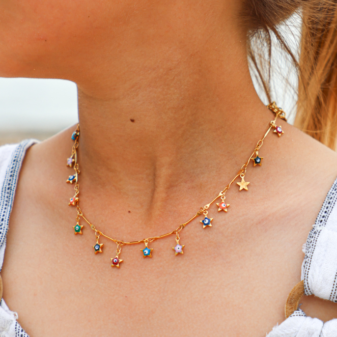 Collier enfant Gamma en métal doré et perles multicolores, création artisanale française.