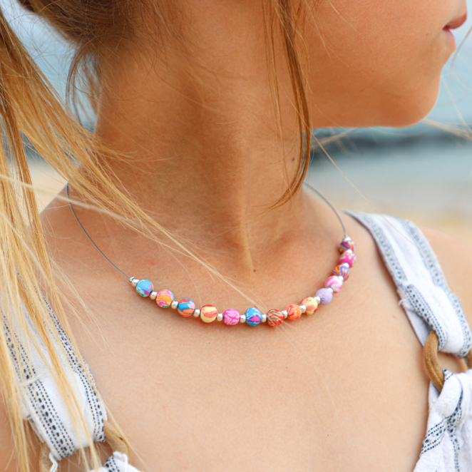 Collier enfant Grenier perles multicolores en métal argenté, bijou artisanal français.
