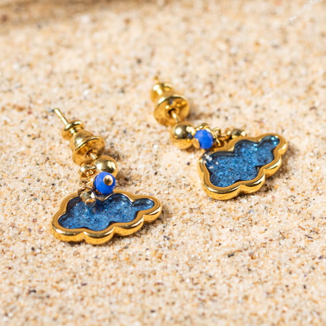 Boucles d'oreilles pour enfant Mochi. Nuages à paillettes bleu