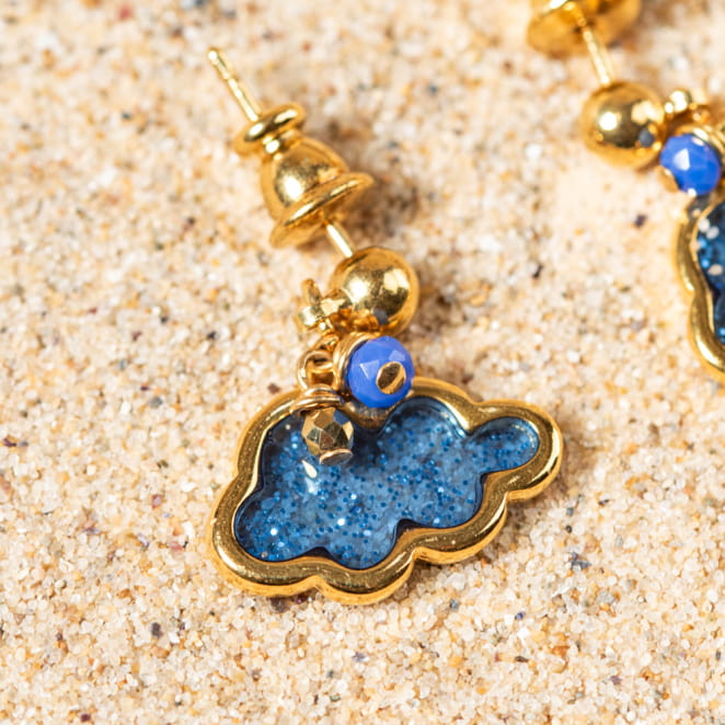 Boucles d'oreilles pour enfant Mochi. Nuages à paillettes bleu