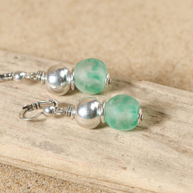 Boucles d’oreilles Chopa en métal plaqué argent et perles vertes, fabrication artisanale française.