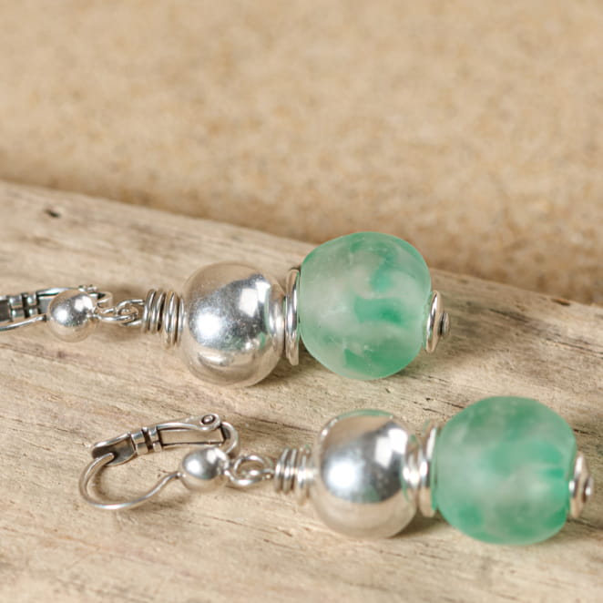 Boucles d’oreilles Chopa perles vertes en métal argenté, bijou artisanal français.