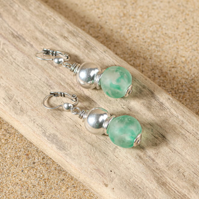 Boucles d’oreilles Chopa en métal plaqué argent et perles vertes, création artisanale française.