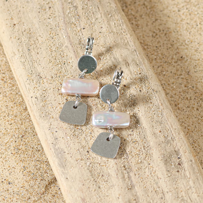 Boucles d’oreilles Giens en métal plaqué argent et perles blanches, fabrication artisanale française.