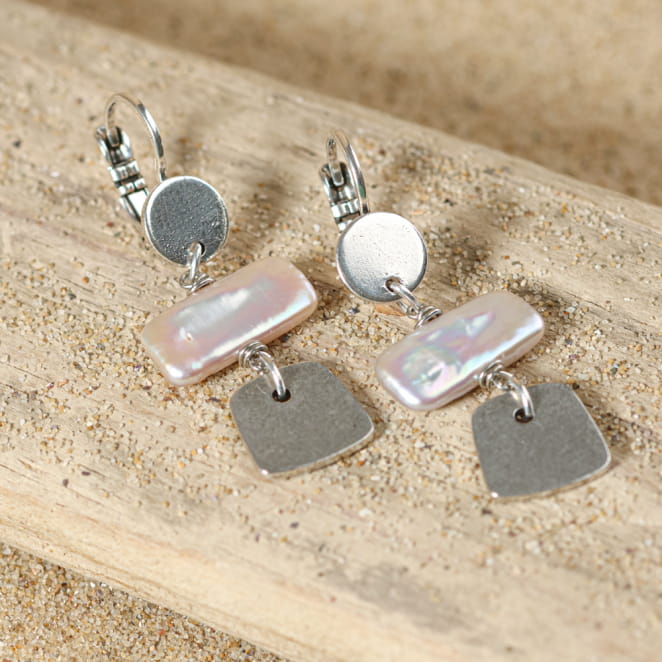 Boucles d’oreilles Giens perles blanches en métal argenté, bijou artisanal français.