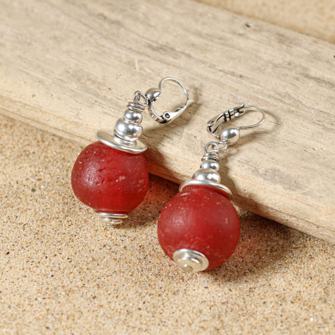 Boucles d’oreilles Kiowa en métal plaqué argent et perles rouges, fabrication artisanale française.