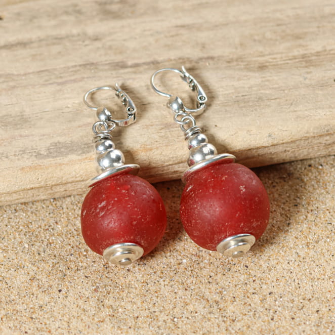 Boucles d’oreilles Kiowa perles rouges en métal argenté, création artisanale française.