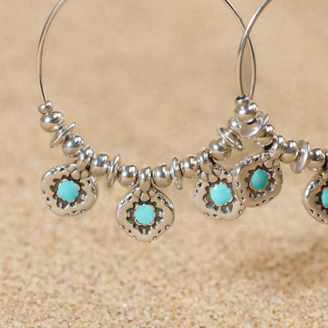 Boucles d’oreilles Pixie perles bleu ciel en métal argenté, bijou artisanal français.