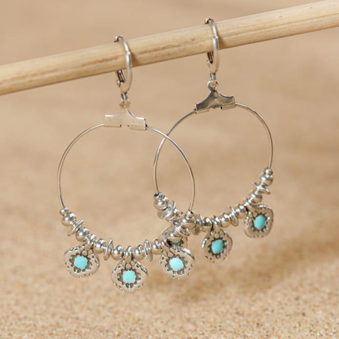Boucles d’oreilles Pixie en métal plaqué argent et perles bleu ciel, création artisanale française.
