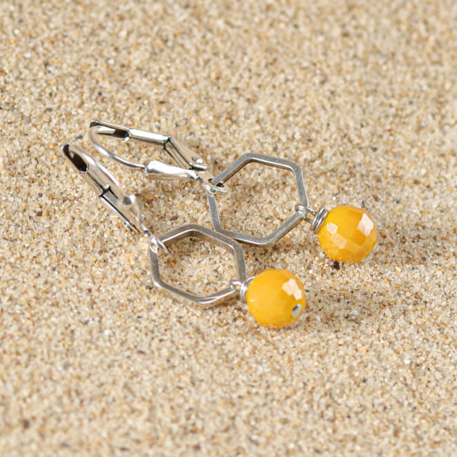 Boucles d’oreilles Victoria en métal plaqué argent et perles jaunes, fabrication artisanale française.