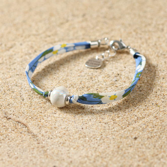 Bracelet Camélia perles bleu Montana multicolores, création artisanale française.