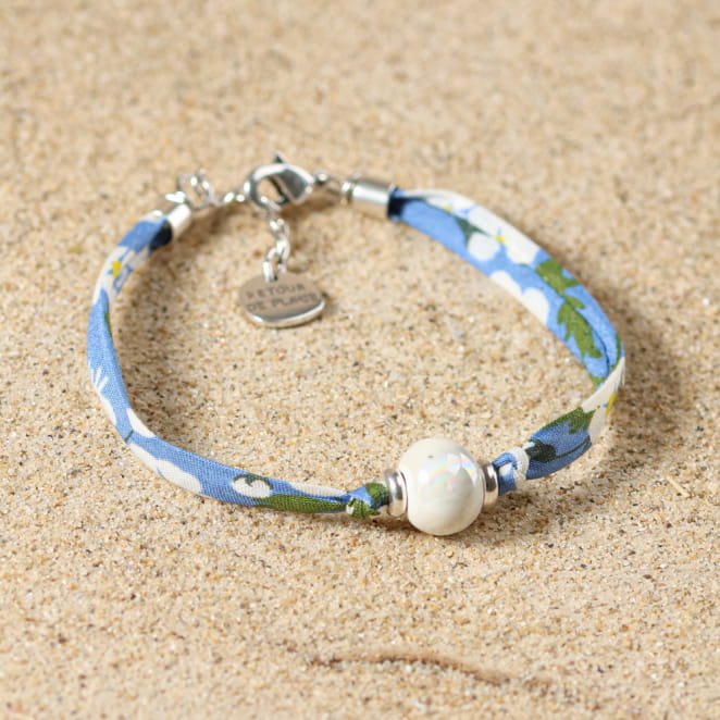 Bracelet Camélia en métal plaqué argent et perles bleu Montana multicolores, bijou artisanal fabriqué en France.