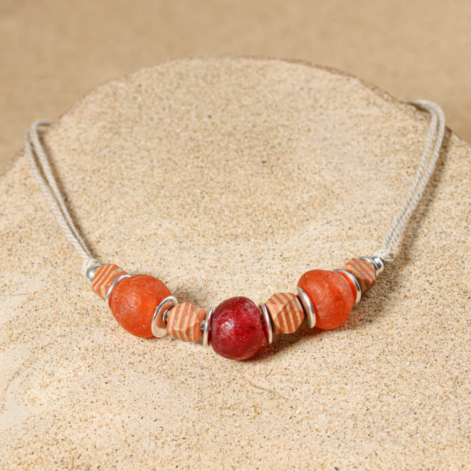 Collier Kiowa en métal plaqué argent et perles rouges multicolores, fabrication artisanale française.