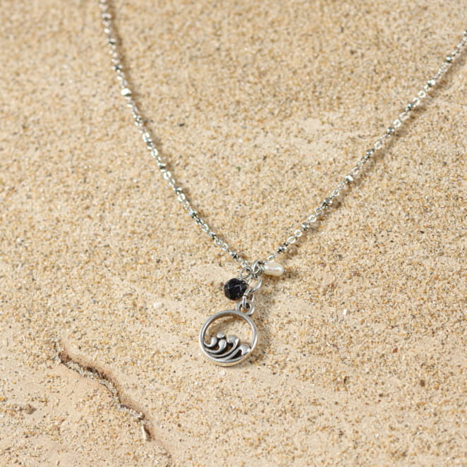 Collier Mascaret en métal plaqué argent et perles bleu marine, création artisanale française.