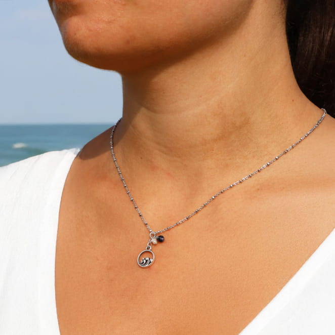 Collier Mascaret en métal plaqué argent et perles bleu marine, fabrication artisanale française.