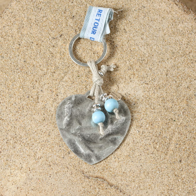 Porte-clés Lova en métal plaqué argent avec cœur bleu ciel, création artisanale française.