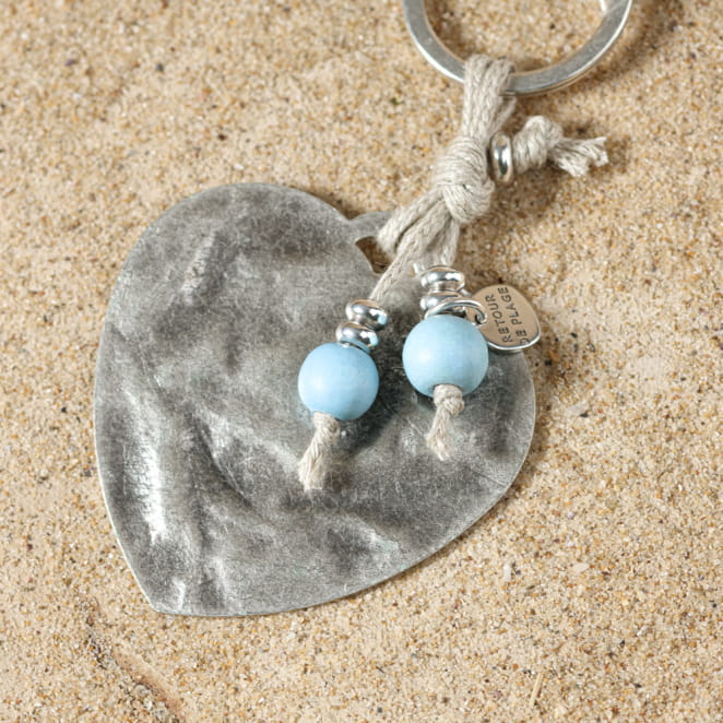 Porte-clés Lova cœur bleu ciel en métal argenté, fait main en France.